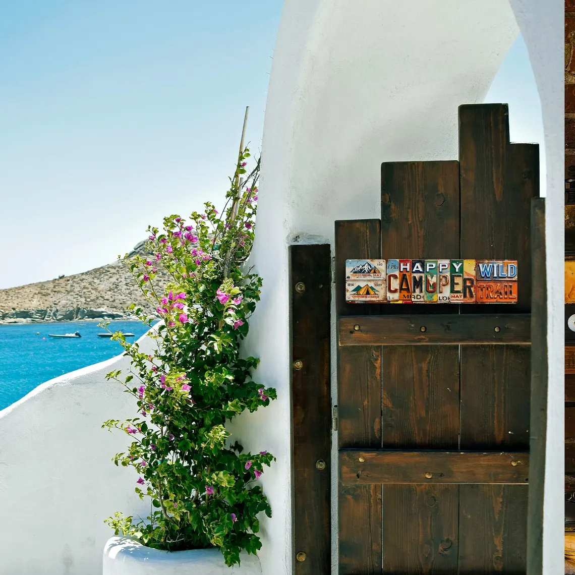 2D Flat-Print "Happy Camper" License Plate Style Metal Sign Autumn-Themed Garden Fence Art & Outdoor Decor Perfect Gift for Camping Enthusiasts RV Owners & Outdoor Families Seasonal Fall Decoration for Yard Patio or Cabin