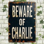 Vorsicht Charlie Metallschild | Rustikales Vintage Warnschild