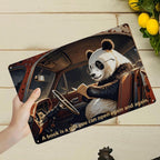 Panda liest im Auto Metallschild | Vintage Bibliotheks Wandkunst