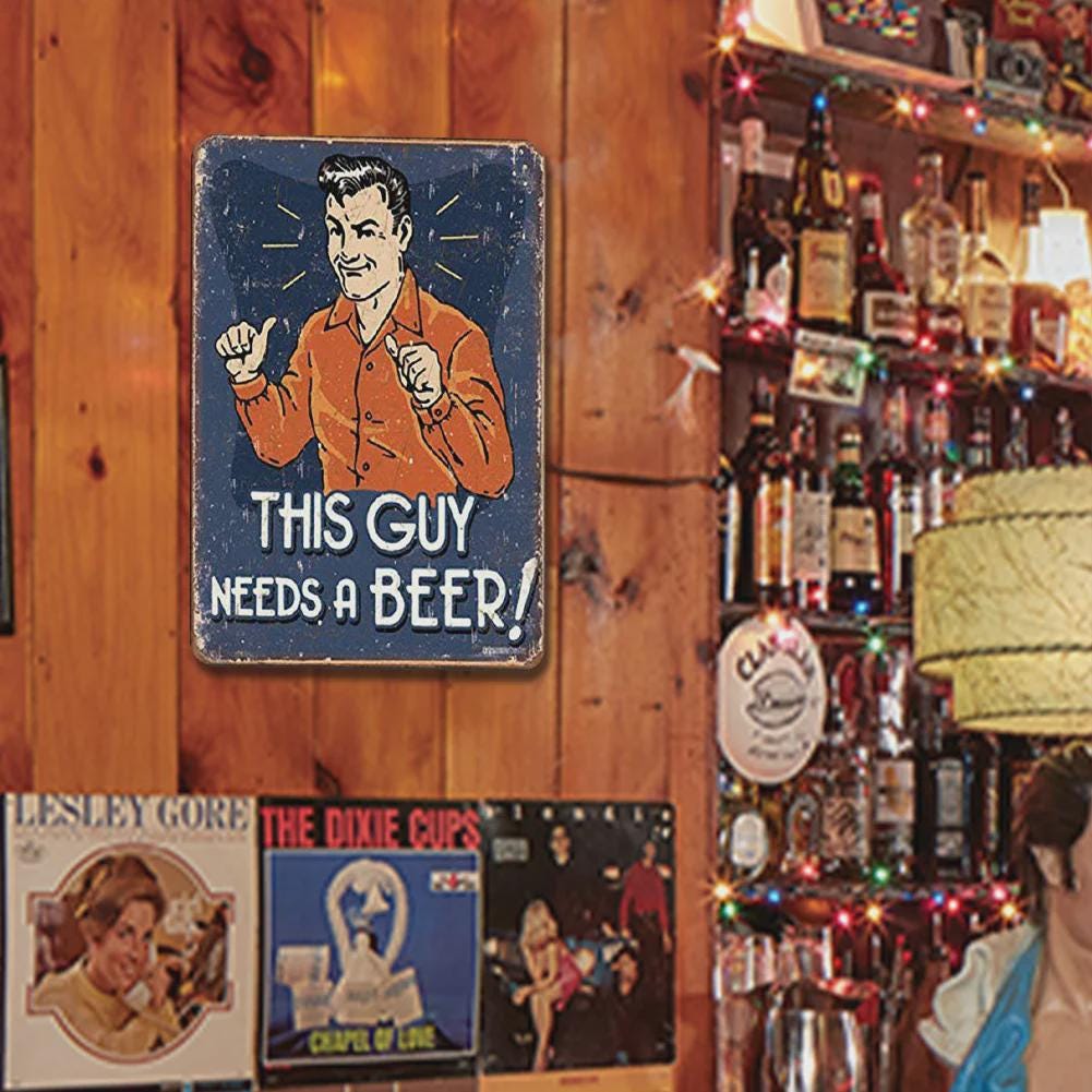 Metallschild "This Guy Needs a Beer" | Bar- & Pub-Dekoration