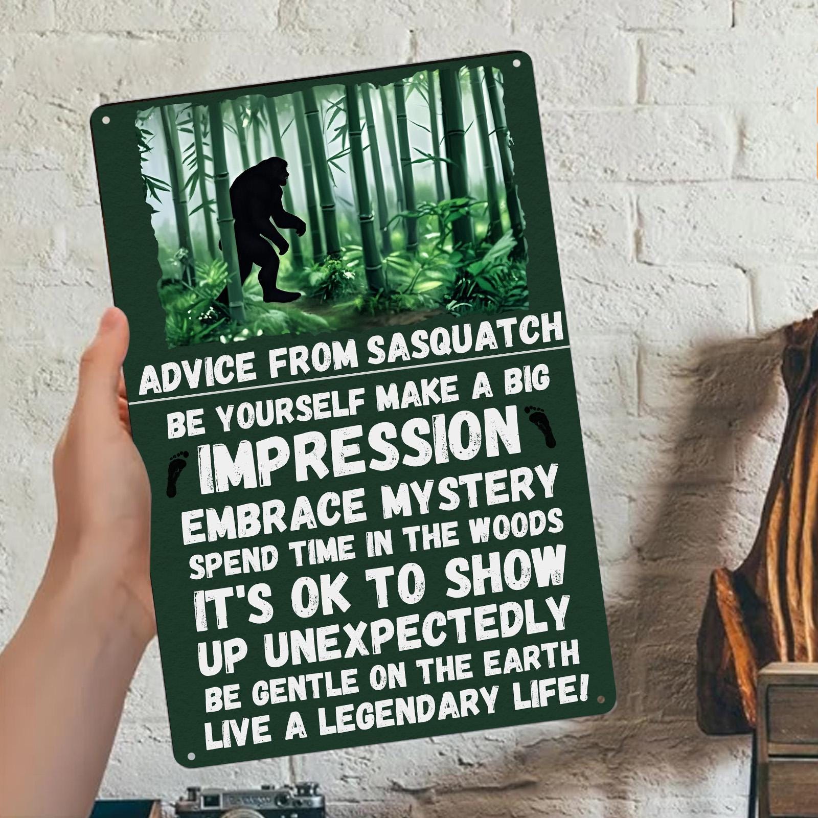 Plaque métallique vintage "Conseils de Sasquatch" | Décoration rustique de cabane