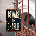 Vorsicht Charlie Metallschild | Rustikales Vintage Warnschild