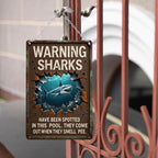 Panneau métallique « Requins vintage repérés dans la piscine » | Décoration murale humoristique et originale