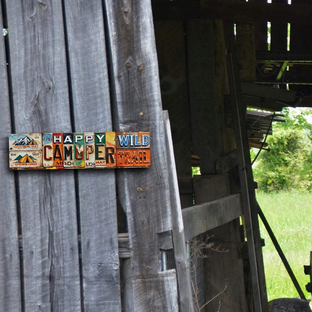 Décoration murale en forme de plaque d'immatriculation « Happy Camper Wild Trail » multicolore style vintage pour l'extérieur...