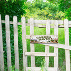 Panneau de jardin blanc "Garden Haven" avec texte, fleurs, pots, outils et décorations de champignons…