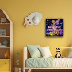 Magic Works Lila Fee mit Schmetterlingen und Kristallen – quadratischer Untersetzer für Zuhause…