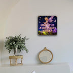 Magic Works Lila Fee mit Schmetterlingen und Kristallen – quadratischer Untersetzer für Zuhause…