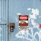 Rustikales Metall-Warnschild, weiß-rot, mit Katze, die ein Messer hält, und Text „Eigentum ist Pro…“