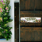 Panneau de jardin blanc "Garden Haven" avec texte, fleurs, pots, outils et décorations de champignons…