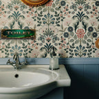 Grünes Toilettenschild mit Schmetterlingen und Ranken | Blumige Metall-Wandkunst für Badezimmer-Dekoration M…