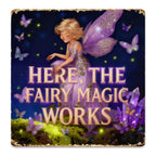 Magic Works Lila Fee mit Schmetterlingen und Kristallen – quadratischer Untersetzer für Zuhause…