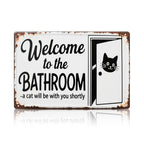 Letrero rústico de metal blanco con diseño de gato y la frase "Welcome To The Bathroom" para decoración del hogar, baño…