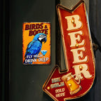 Enseigne en métal vintage Perroquet et cocktail avec inscription « Birds And Booze Fly High » Décoration de bar pour les hô…