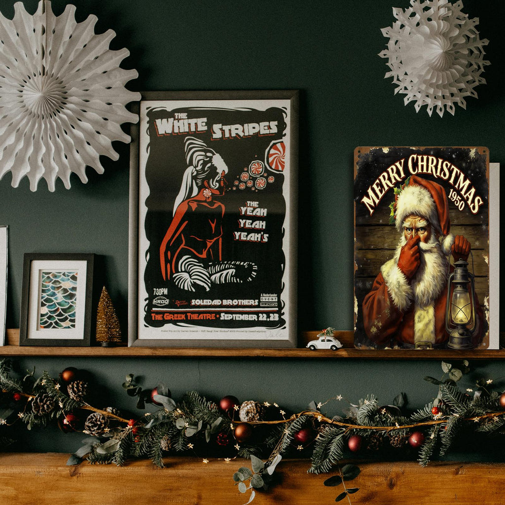 Vintage 1950er Weihnachtsmann-Metallschild mit Laterne und Stille-Geste, rot-weiß-fröhlich…