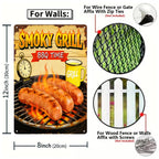 Rustikales BBQ-Zeit Metallschild mit rauchigem Grill, Würstchen und Bierkrug-Kunst für die Außenterrasse…