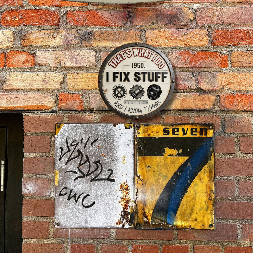Metallschild "Handwerker" aus den 1950ern mit Aufschrift "That's What I Do I Fix Stuff" und zu…