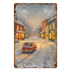 Panneau métallique de rue de ville d'hiver vintage avec scène enneigée et voiture rougeDécoration murale de Noël rustique…