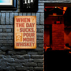 Panneau métallique vintage marron avec motif de cocktail "When The Day Sucks Pour More Whisk…"
