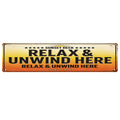 Vintage Sunset Deck Metallschild mit der Aufschrift „Relax And Unwind Here“ und Sonnenstrahlen für…
