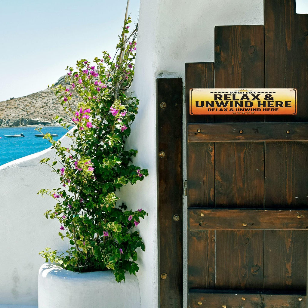Vintage Sunset Deck Metallschild mit der Aufschrift „Relax And Unwind Here“ und Sonnenstrahlen für…