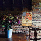Vintage Blumenstrauß-Metallschild mit Rosen, Tulpen und GänseblümchenRustikale Garten-Wandkunst…