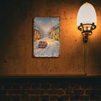 Panneau métallique de rue de ville d'hiver vintage avec scène enneigée et voiture rougeDécoration murale de Noël rustique…