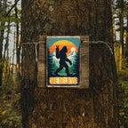 Bigfoot We Believe Panneau en métal Sasquatch drôle décoration murale Rétro Montagne Forêt Coucher de soleil…